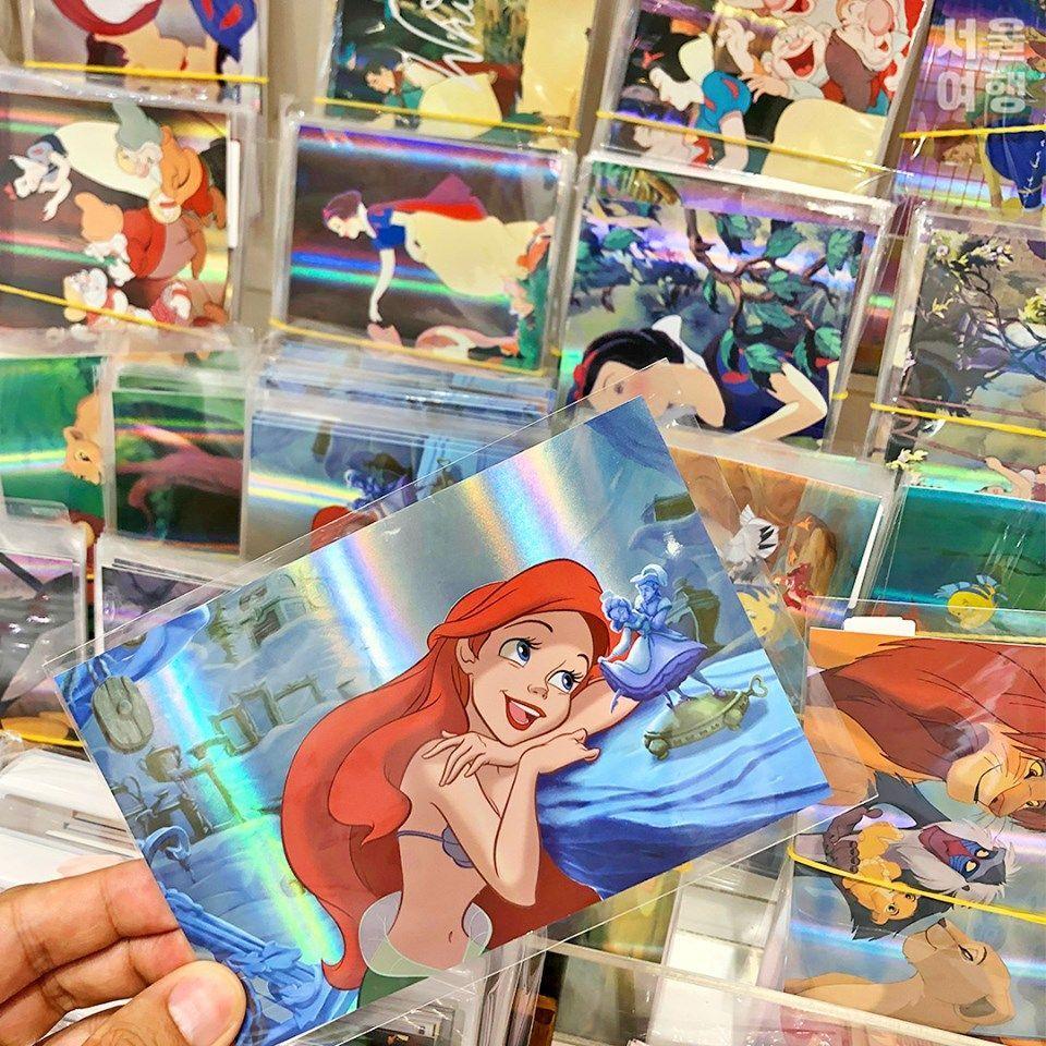 โปสการ์ดธีมลิตเติ้ลเมอร์เมดในร้านดิสนีย์ป๊อปอัพ พร้อมภาพนางเงือกน้อยอริเอลล์ในฉากหนึ่งในดิสนีย์